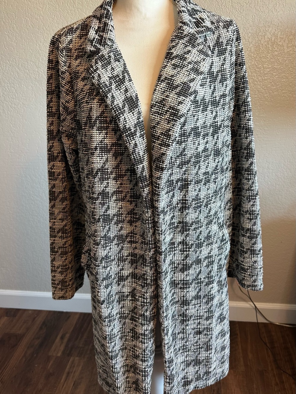 MELLODAY Black and White Textured Knit Coat